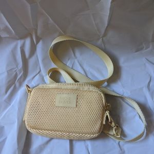 Dagne Dover Mara phone sling in mesh pollen